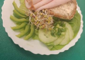 śniadanie - wędlina z zielonymi dodatkami: sałatą, papryką, ogórkiem, kiełkami